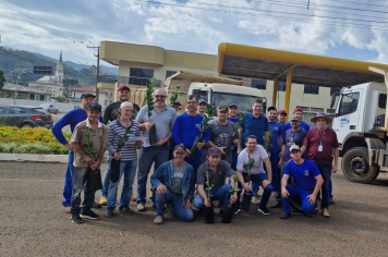 ENTREGA DE MUDAS FRUTÍFERAS BENEFICIA PRODUTORES EM BARRA DO RIO AZUL