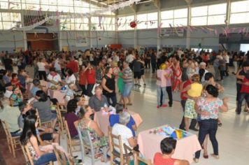Baile dos idosos proporciona diversão e integração 