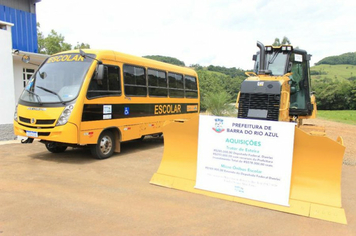 Prefeitura adquire trator de esteira e micro-ônibus