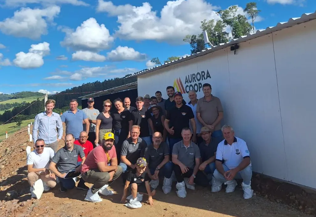 Entrega técnica de aviário da família Ogrodoski é realizada em Barra do Rio Azul