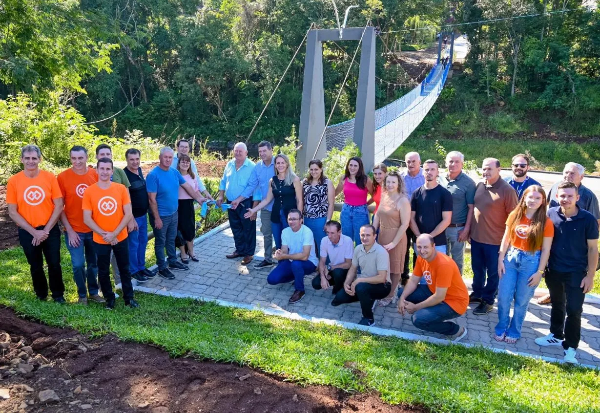 Barra do Rio Azul inaugura Ponte Pênsil no centro da cidade
