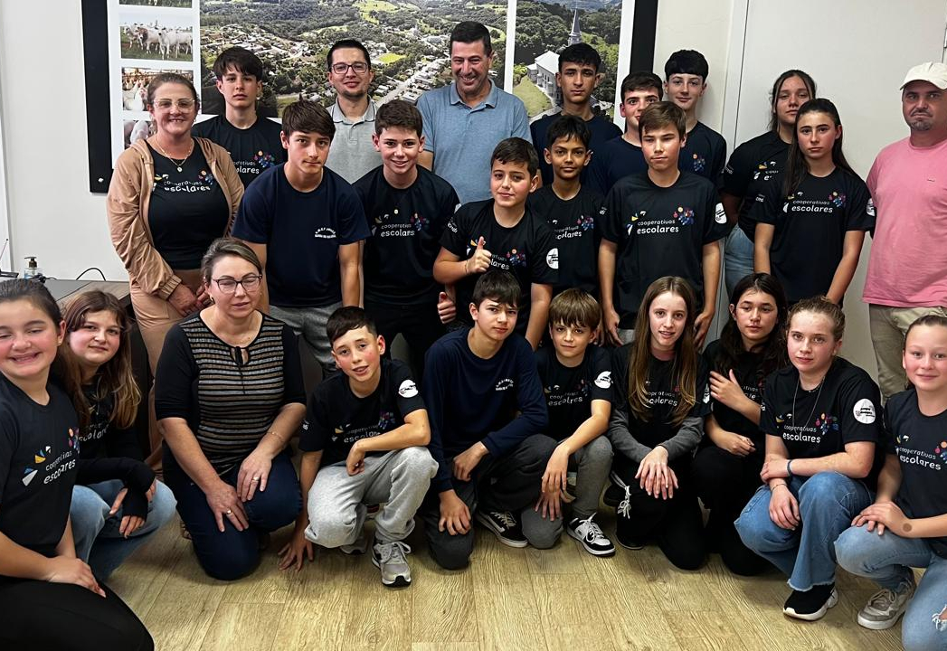 ADMINISTRAÇÃO MUNICIPAL RECEBE VISITA DE ALUNOS DA COOPERATIVA ESCOLAR DA ESCOLA JUBARÉ