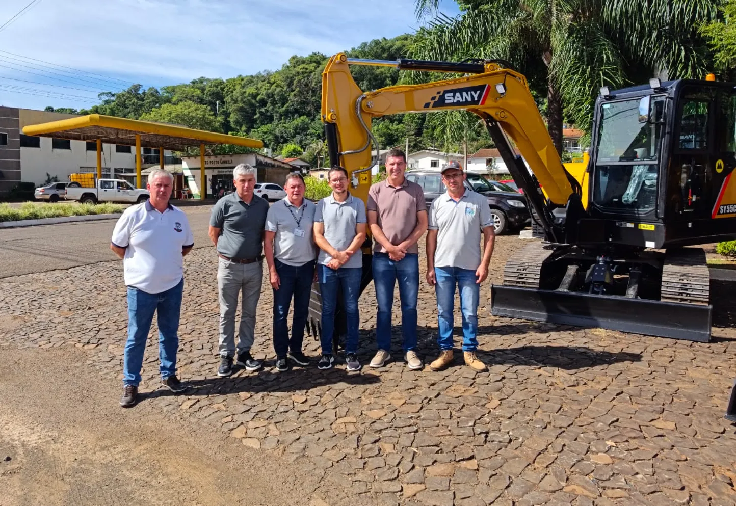 Barra do Rio Azul adquire mini escavadeira para atender agricultura