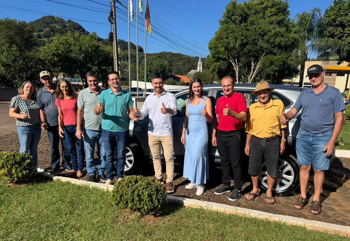 Novo veículo é entregue à Assistência Social com recursos de emenda parlamentar