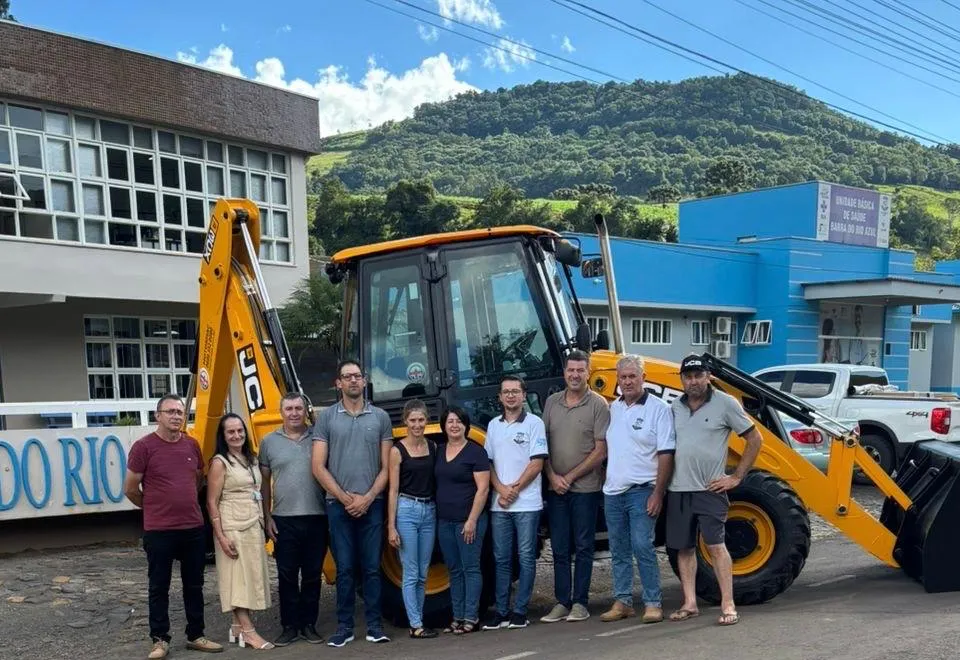 Barra do Rio Azul adquire retroescavadeira