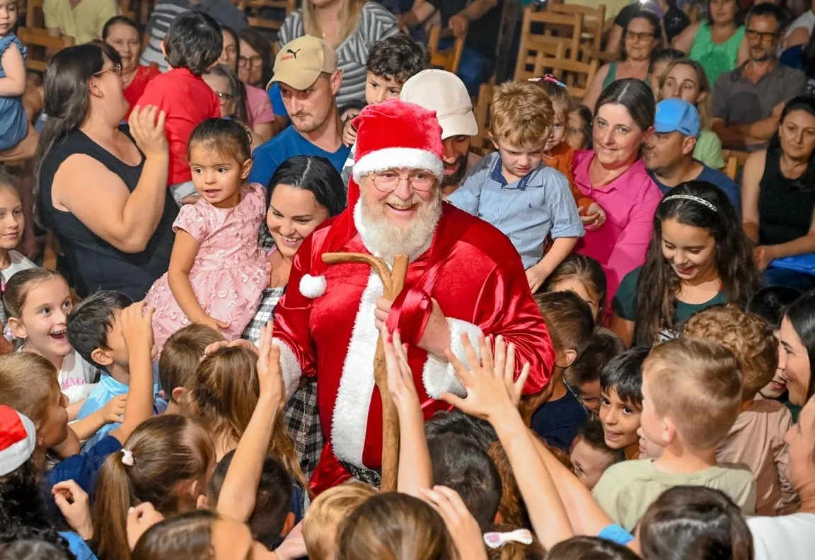 Apresentações culturais, chegada do Papai Noel e show natalino marcam a Noite da Família