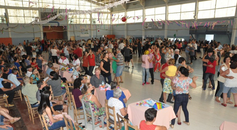 Baile dos idosos proporciona diversão e integração 