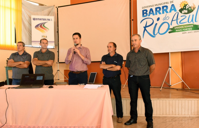Produtores de Barra do Rio Azul discutem atividade leiteira 