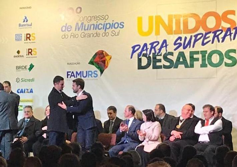 Prefeito Marcelo Arruda toma posse como vice-presidente da Famurs